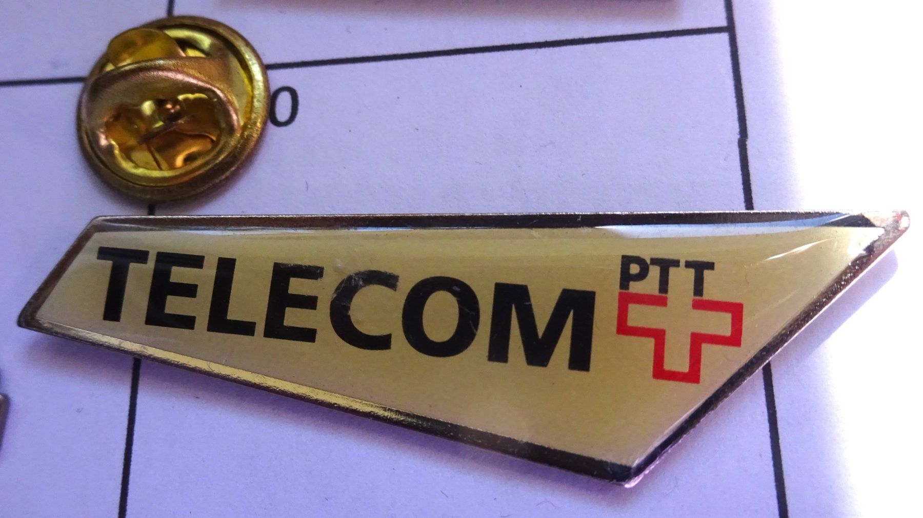 Placchette & Badge: 2 Pin TELECOM ,Telecom Shop PTT – Usato da Utzenstorf venduto da BUtter81