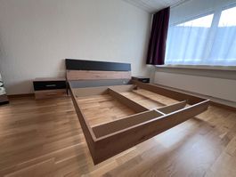 Bett mit Nachttisch
