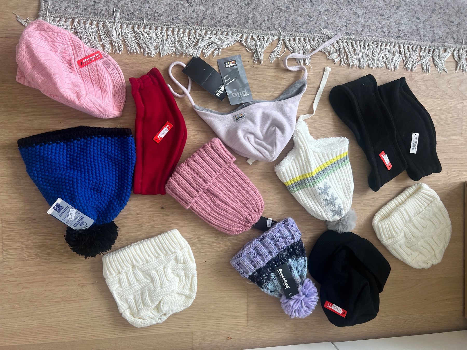 Lots de vêtements: Div mützen marken neu – Neuf (Voir description) à Triesen par Yellow1818