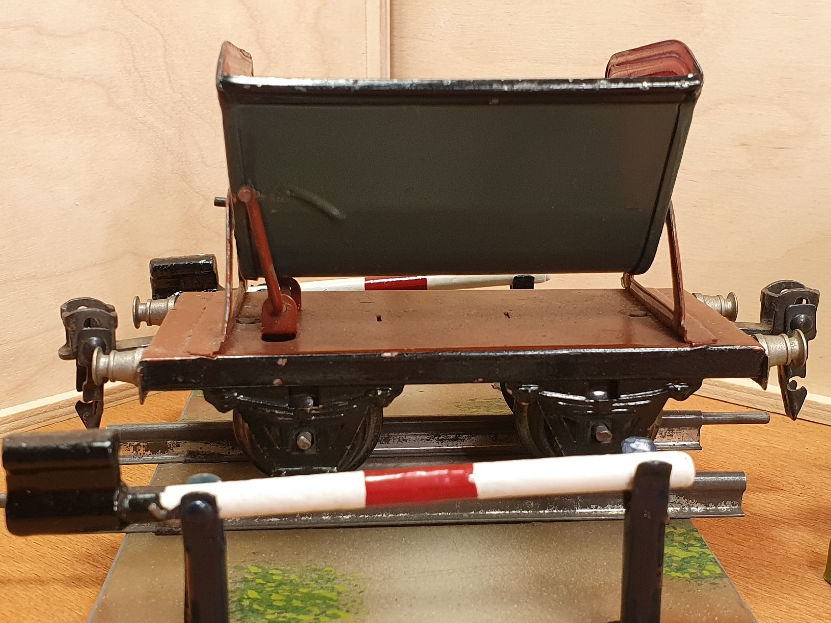 Märklin Modelleisenbahnen: Antike Märklin Kipplore, Schranke und Läutewerk – Gebraucht aus Riehen von Sandra184 3