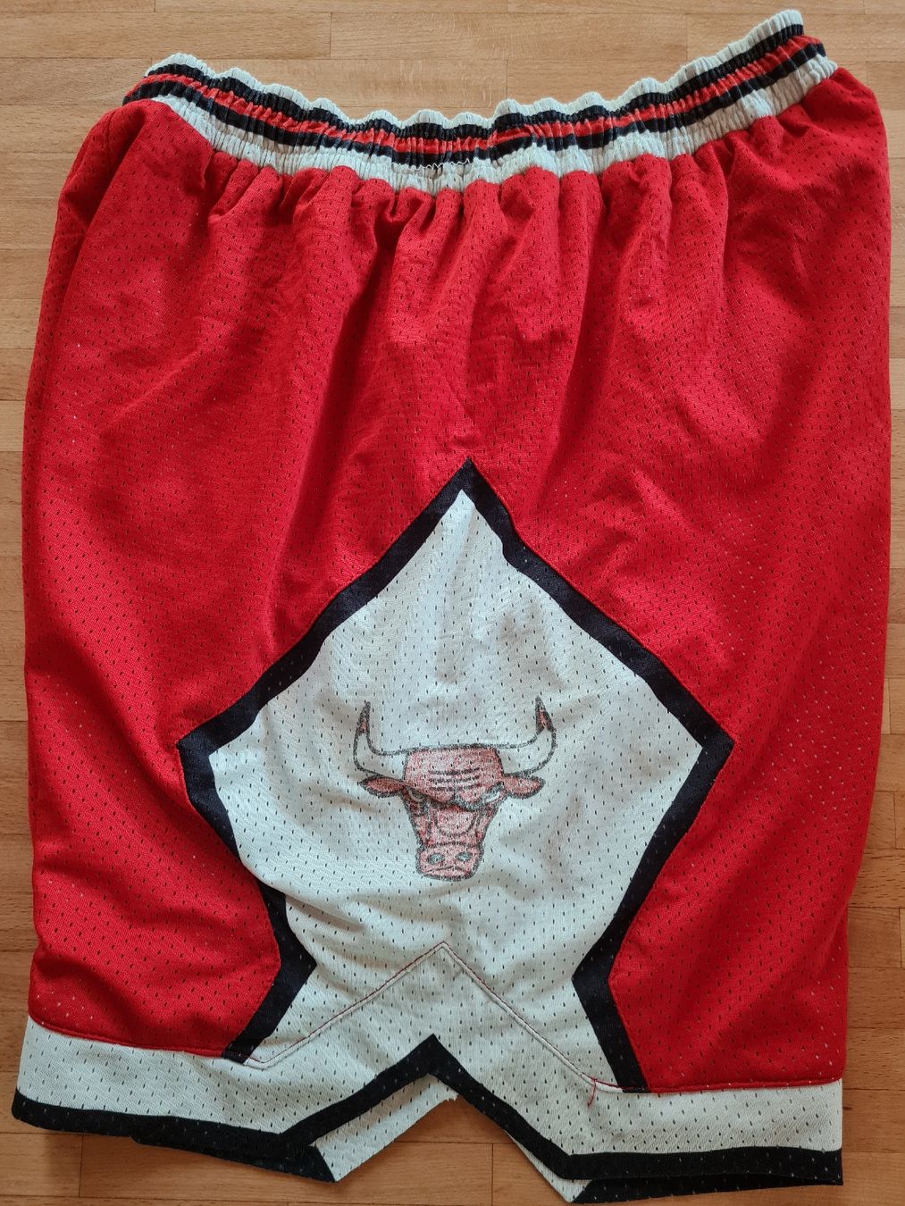 Pantaloni: Short de basket vintage Chicago Bulls – Usato da Pâquier-Montbarry venduto da adr_g926 1