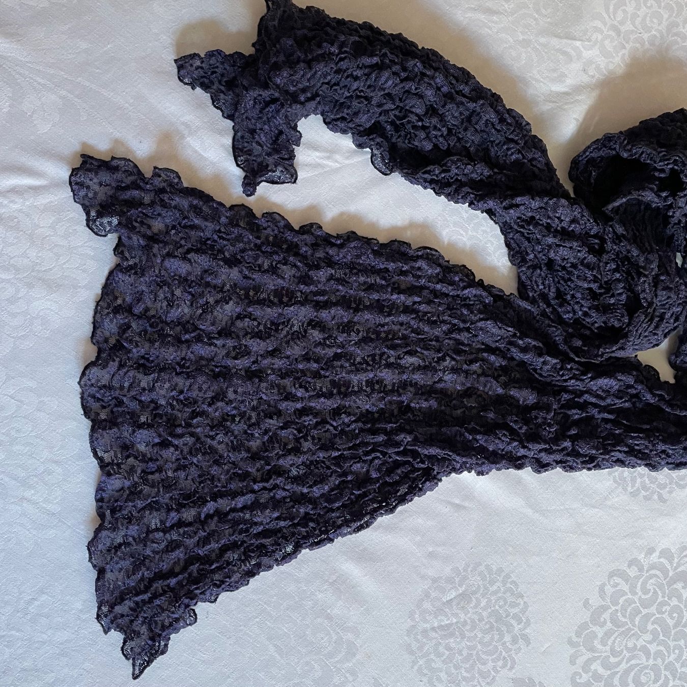 Foulard & Sciarpe: Dunkelblauer Crinkle-Schal – Usato da Liestal venduto da Coutellerie 2