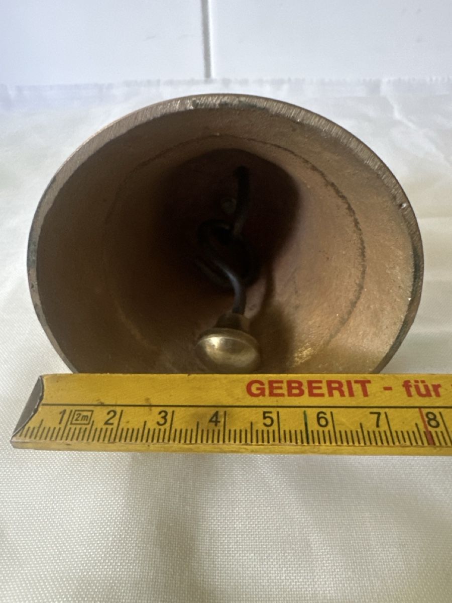 Campanacci mucche: Handglocke mit Holzgriff und Eidgenössischem Wappen, Messing – Usato da Zürich venduto da Chaeffeler 3