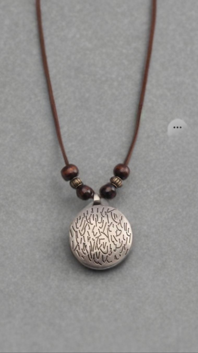 Colliers: Collana ciondolo rotondo argento cuoio marrone – Neuf (Voir description) à Giubiasco par Stefaniav