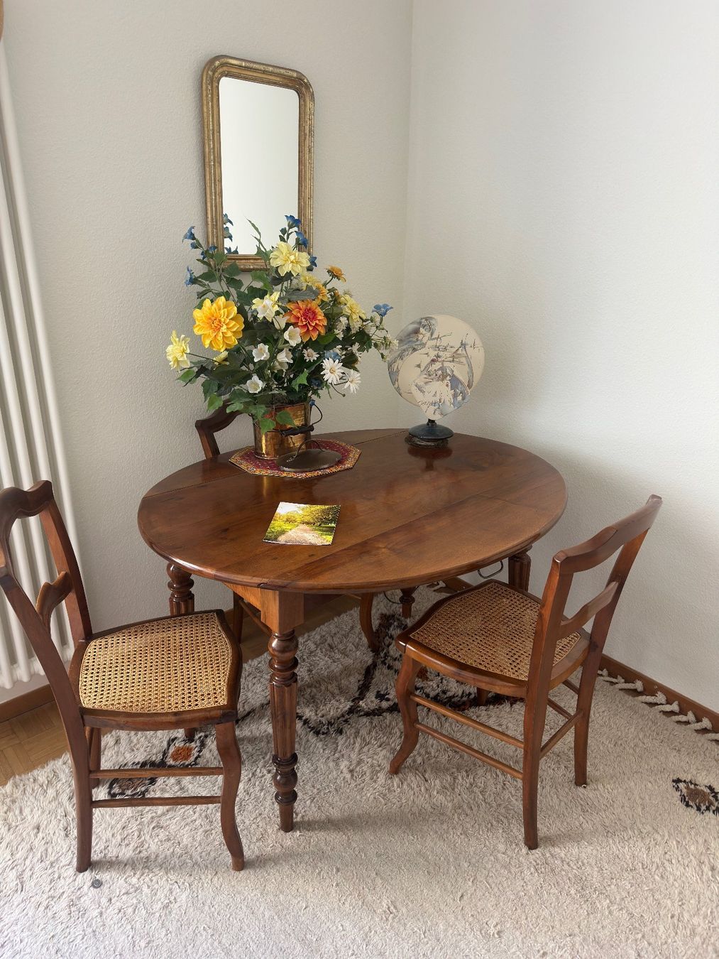 Set di tavolo e panche: Table demie-lune avec 4 chaises – Usato da Grancy venduto da Nikojardins