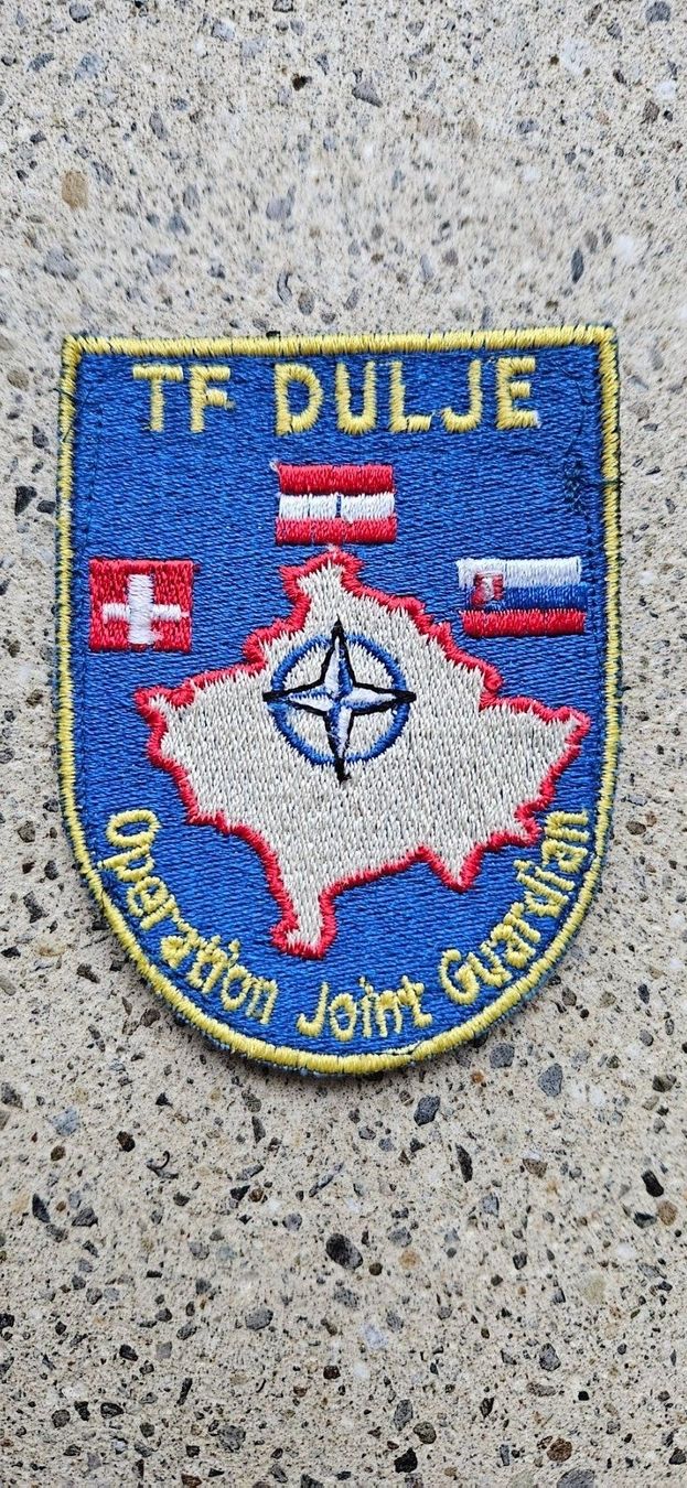 Schweizer Armee Plaketten & Abzeichen: *** Swisscoy Badge mit Klett *** – Neu und originalverpackt aus Riedholz von fr_sIruP