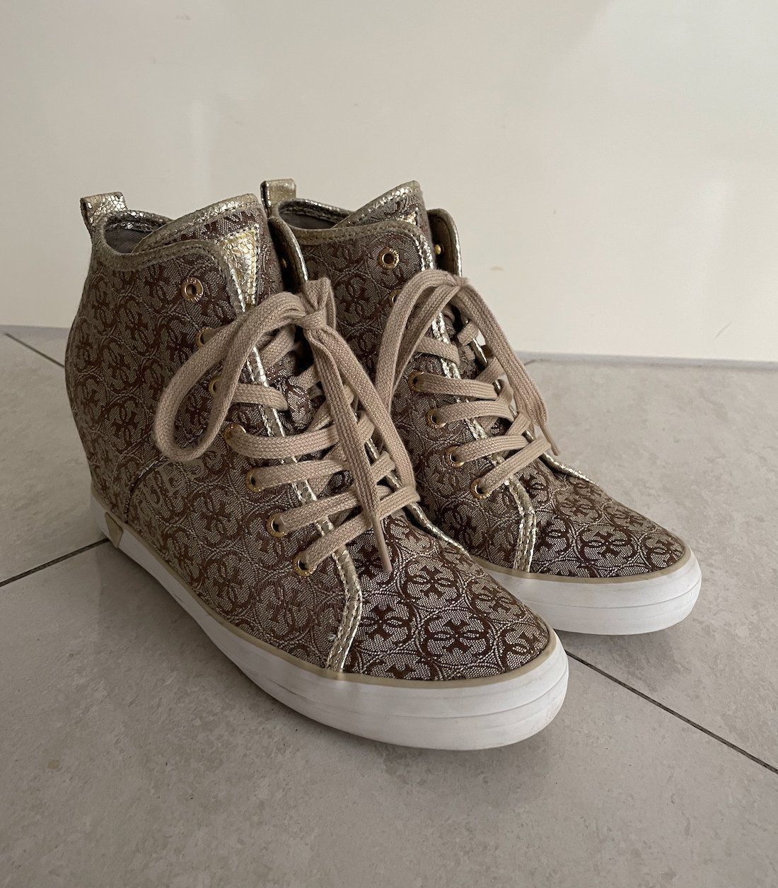 Guess Scarpe da donna: Guess Schuh Gr. 38 Keilabsatz – Usato da Dagmersellen venduto da Arcticsnow2017 2
