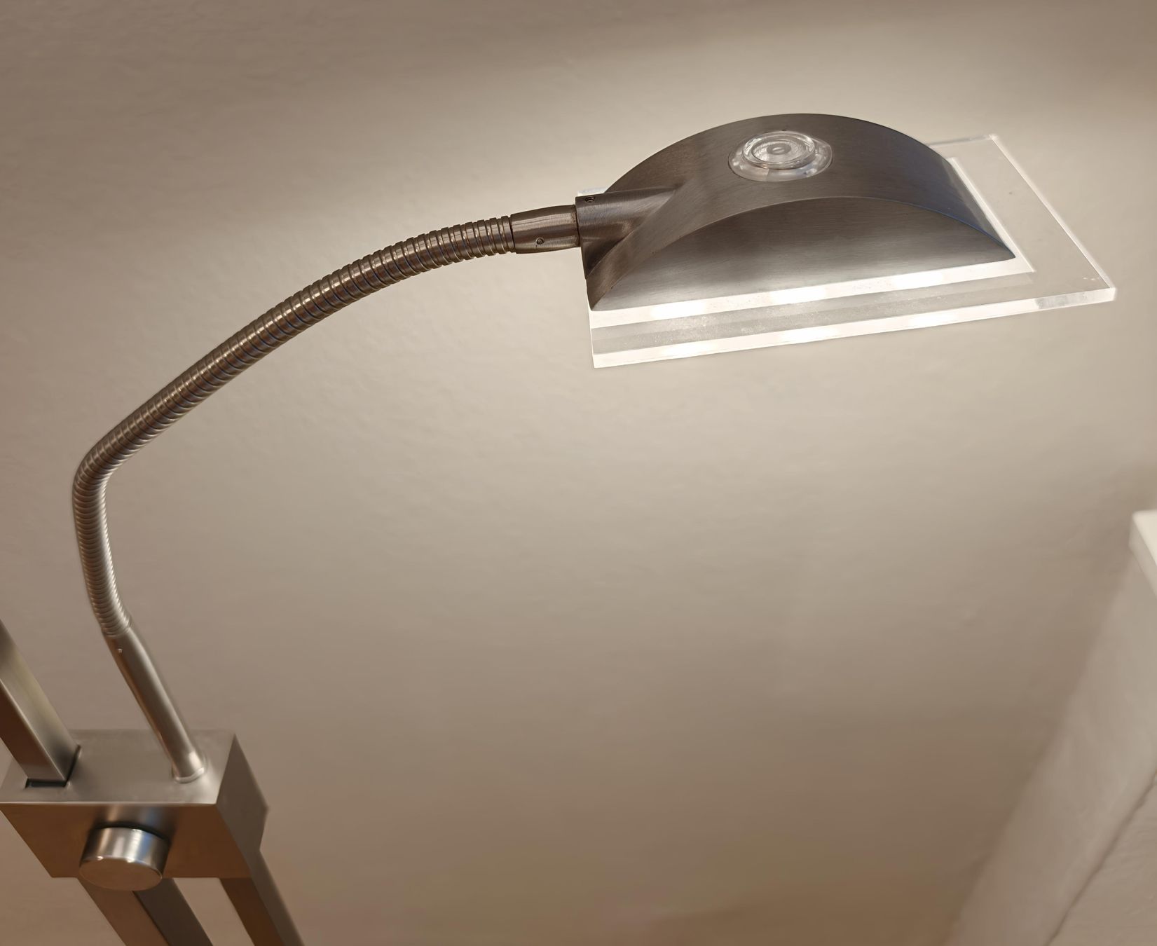 Lampes: Led Stehlampe mit Leselampe – D'occasion à Elgg par AlexanderH2002 4