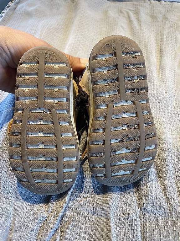 Scarpe per ragazzi: Warme Schuhe Grösse 21 – Usato da Murten venduto da ka_koen 1