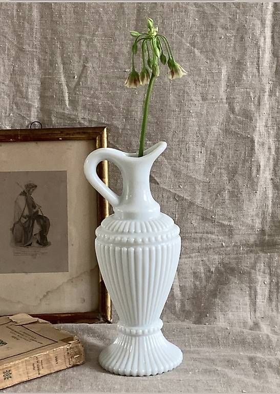 Vase & Récipients: Pichet vintage en opaline blanche / soliflore  – D'occasion à Boussens par justjuju