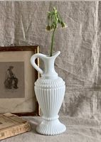 Pichet vintage en opaline blanche / soliflore 