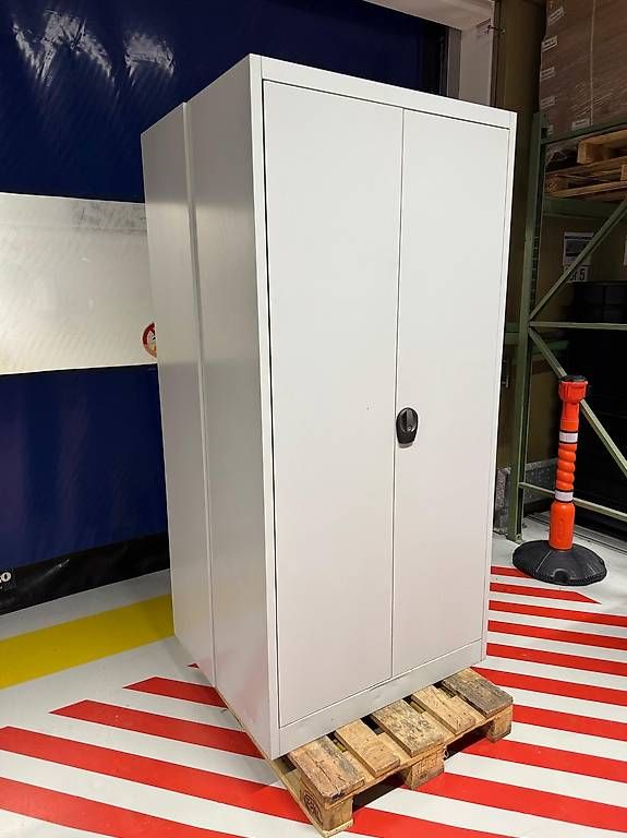 Armoires: Flügeltürenschrank – D'occasion à Grüningen par KTM93 2