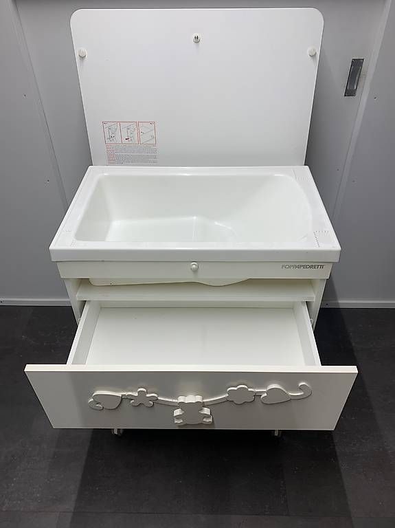 Wickeltisch & Zubehör: Massiver Wickeltisch mit integrierter Badewanne – Gebraucht aus Bettlach von Mondial8