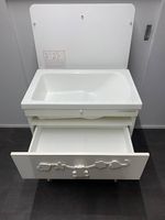 Massiver Wickeltisch mit integrierter Badewanne