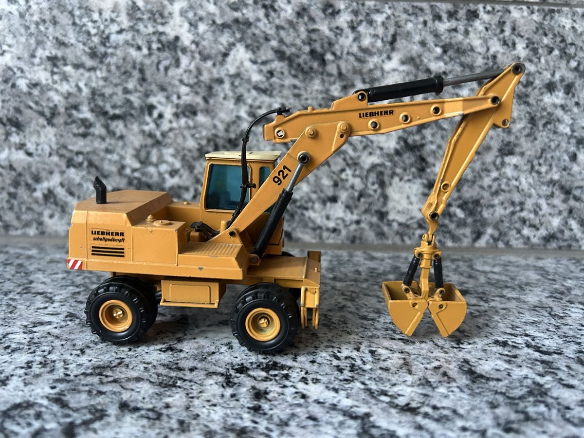 Liebherr Kits de montage: Pneubagger Liebherr 921, 1:50 , Gescha – D'occasion à Horw par Tigercat635 2