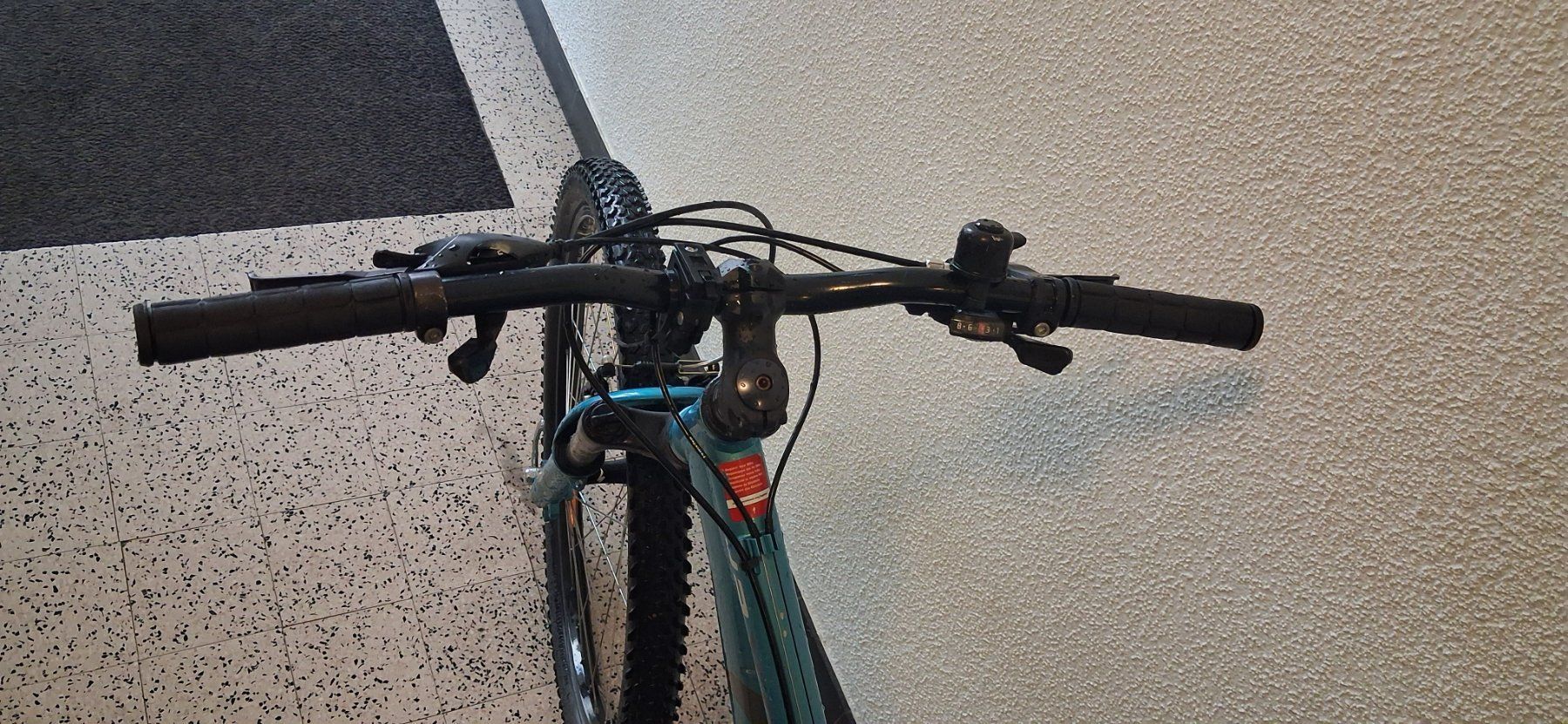 Specialized Biciclette: Mountainbike Specialized Hardrock blau – Usato da Bern venduto da KavIndustries 1