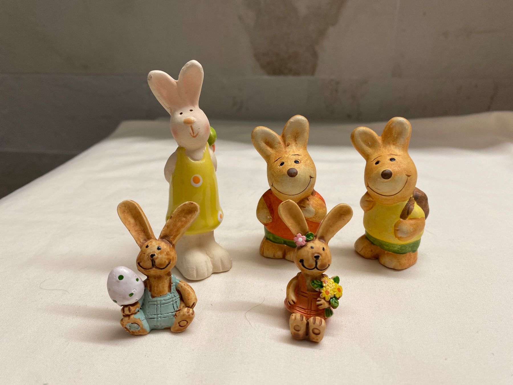 Alle Dekorationen: 5 Cute Ceramic Easter Bunny Figures Decor – Neu und originalverpackt aus Buttikon SZ von Maxwelltime