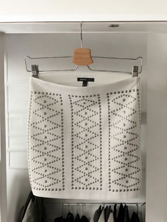 Weisser Mango Rock mit Nietendetails Gr. S