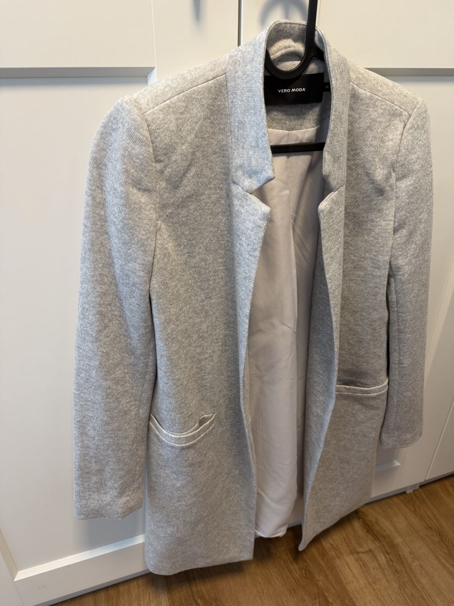 Vero Moda Cappotti: Vero Moda Mantel, Grösse 34, grau – Usato da Bassersdorf venduto da Sandy456 1