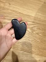 Gua Sha Stein Schwarz - Gesichtsmassage für den Sommer!