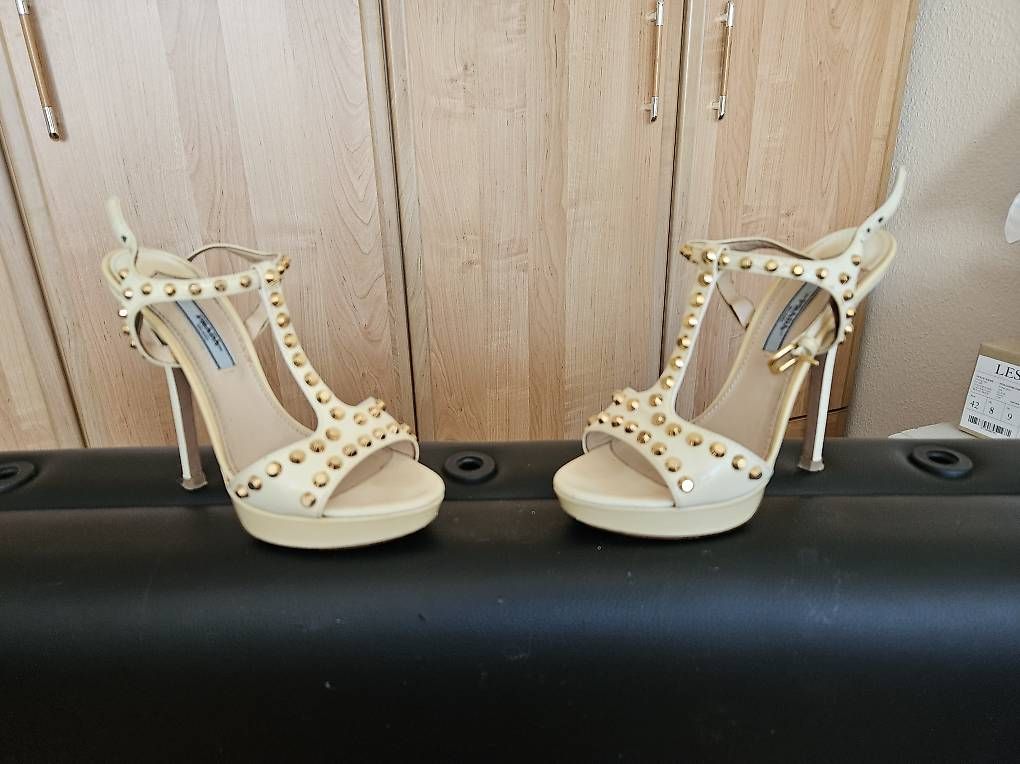Scarpe da donna: Prada blanches cloutées dorées 140 taille 36 – Usato da Bernex venduto da Steph730