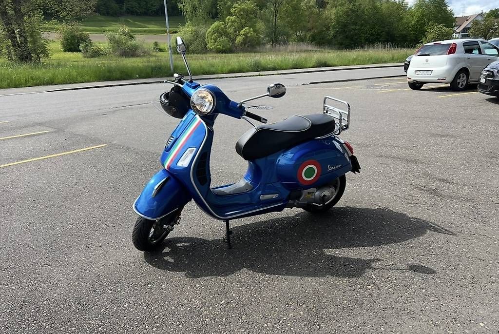 Scooters: Vespa 300 GTS Super Italia Akrapovic  – Gebraucht aus Embrach von Salvuzzo77 1