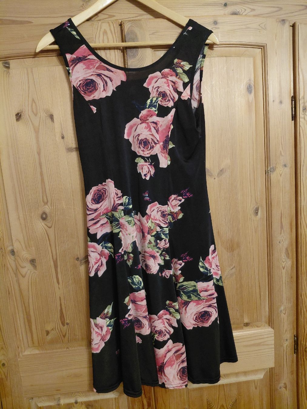 Robes: Kleid mit Rosenmuster Gr42 – D'occasion à Winterthur par adventurenala