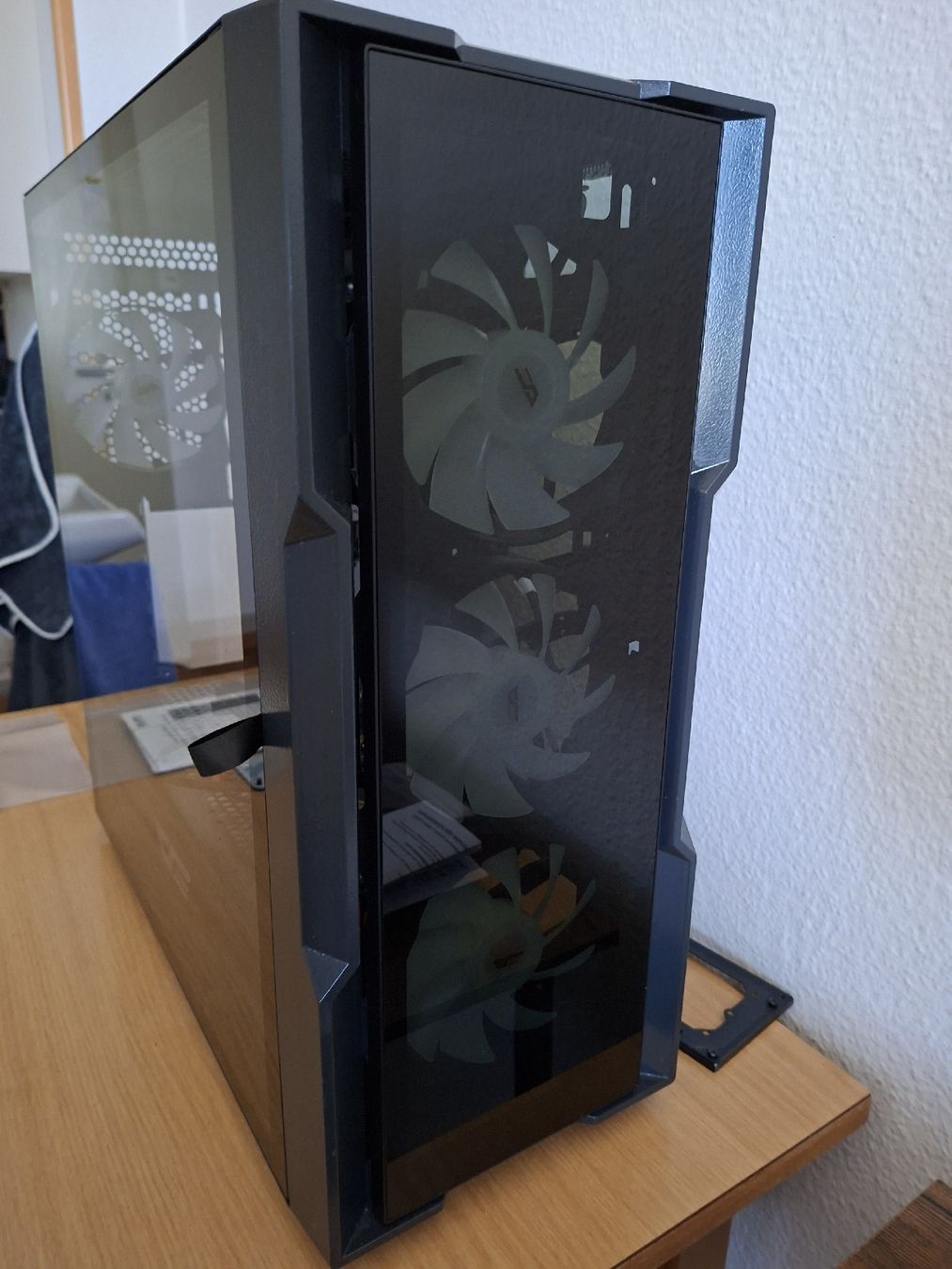 Boîtiers: Darkflash PC Gehäuse mit 4 vorinstallierten Lüfter verteiler – Neuf (Voir description) à Mettmenstetten par C.Hof5 1
