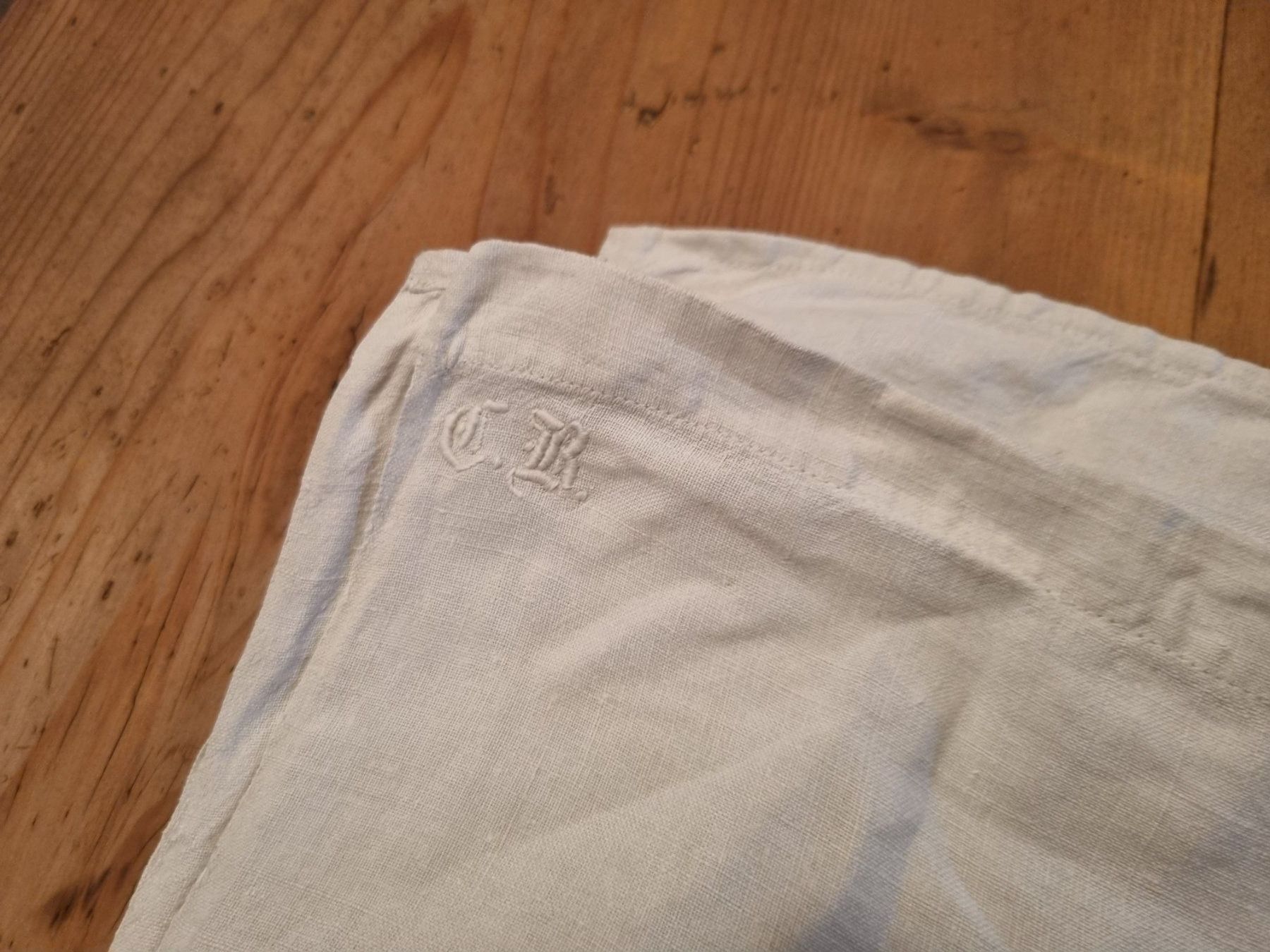 Biancheria da letto: Weisse Leinentuchdecke bestickt mit Monogramm CR – Usato da Fürstenaubruck venduto da PizBeverin2018 1