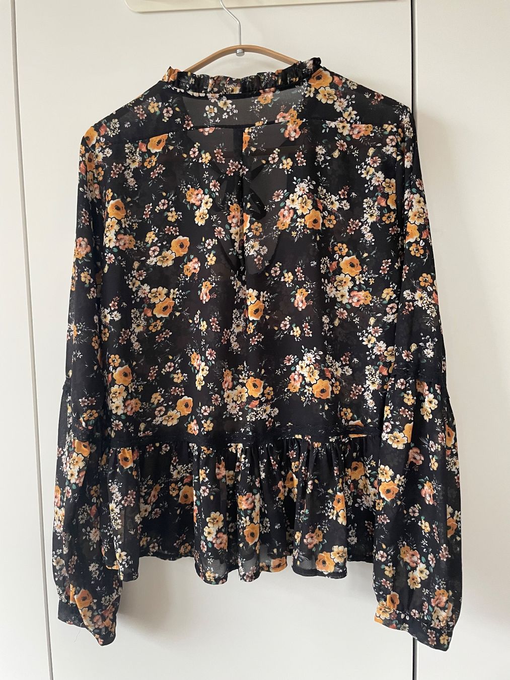Blusen: Romantische Bluse mit Blumenmuster, Grösse S/36 – Gebraucht aus Neukirch an der Thur von bee88 3