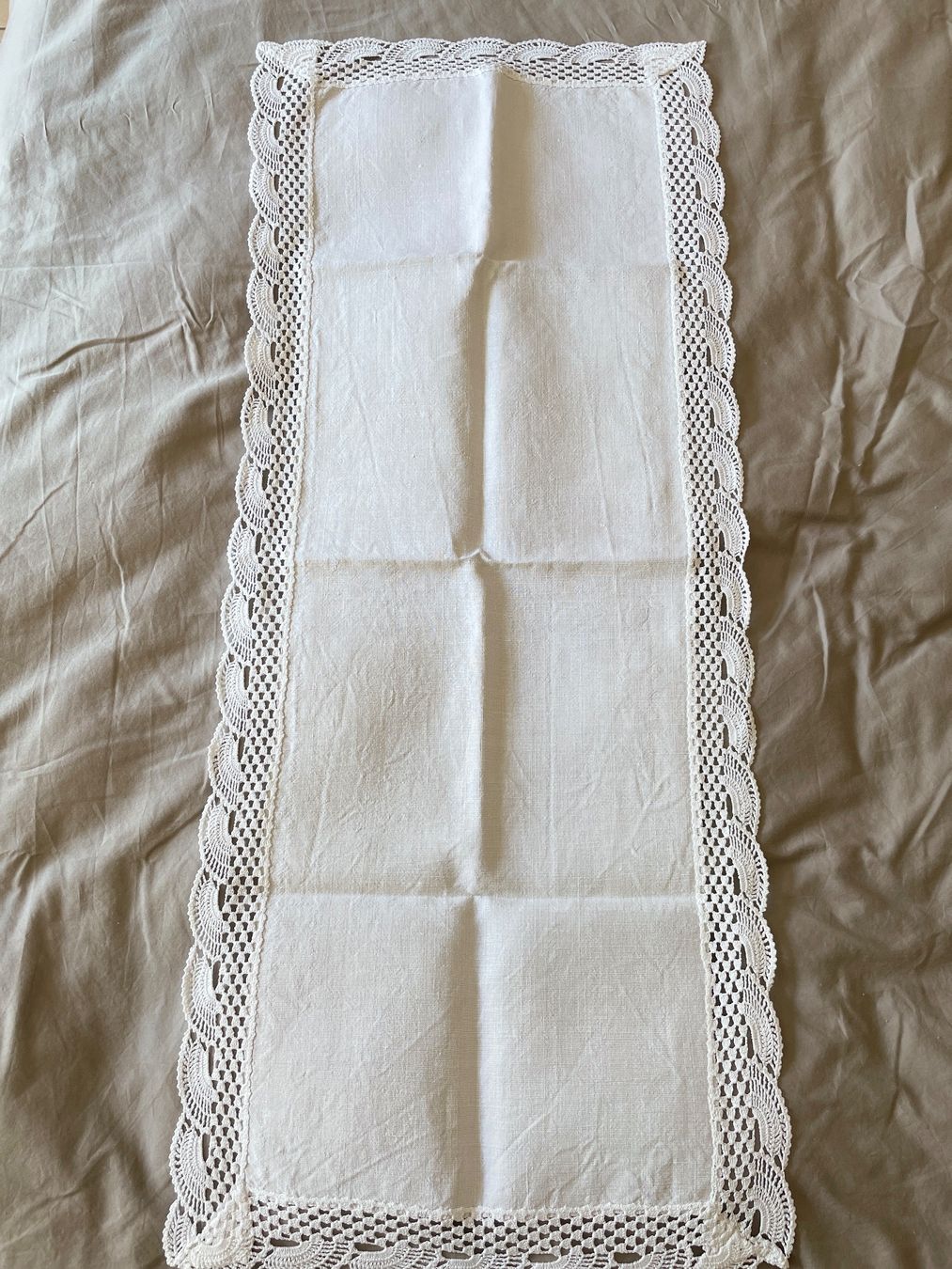 Altra biancheria da tavola: Tischläufer / Tischdecke mit Spitze weiss – Usato da Birsfelden venduto da Nic21 1