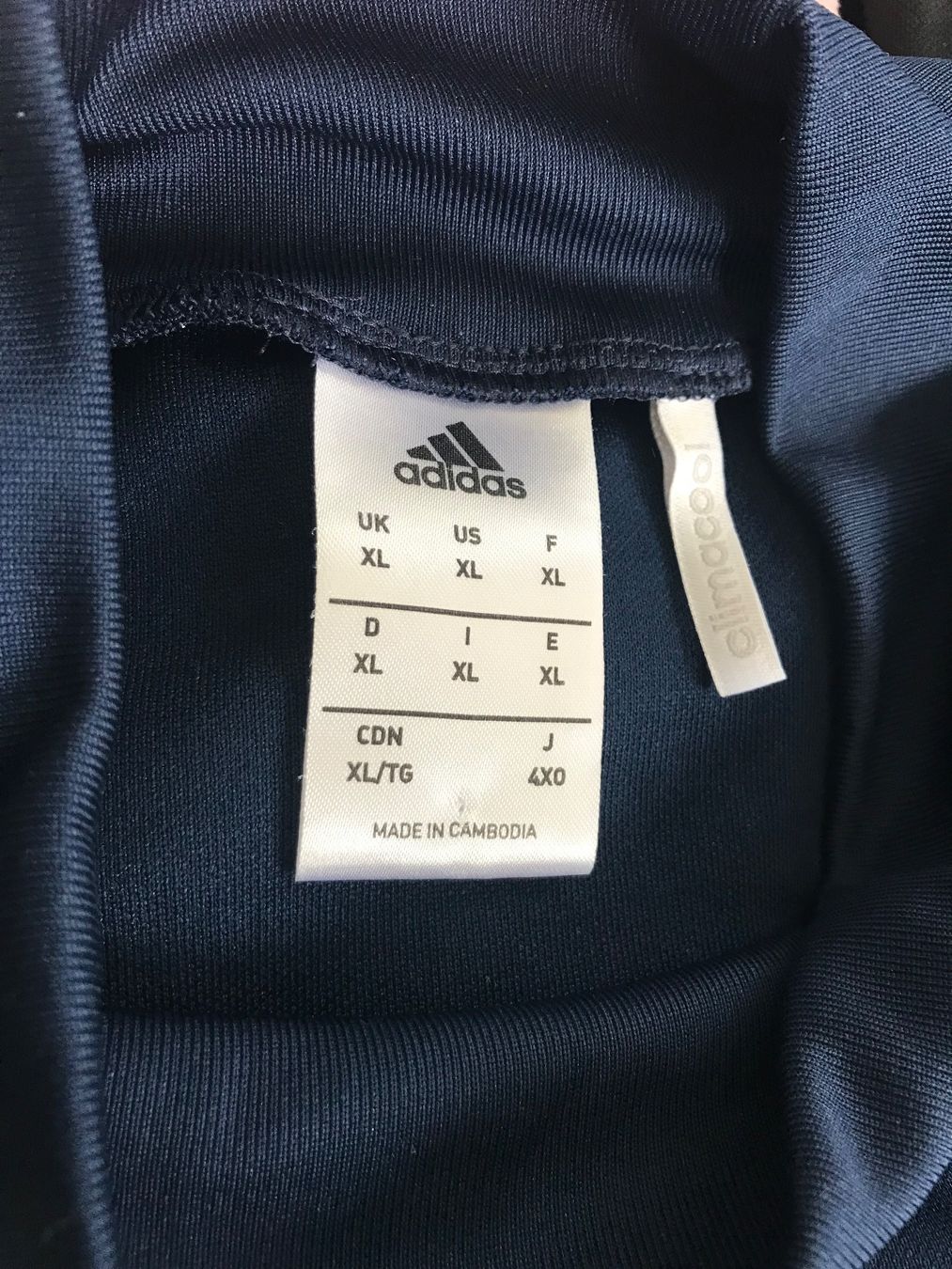 Adidas Canottiere & Pantaloni: Adidas Trainingspullover, dunkelblau, Grösse M, neuwertig – Usato da Niederteufen venduto da mix18 3