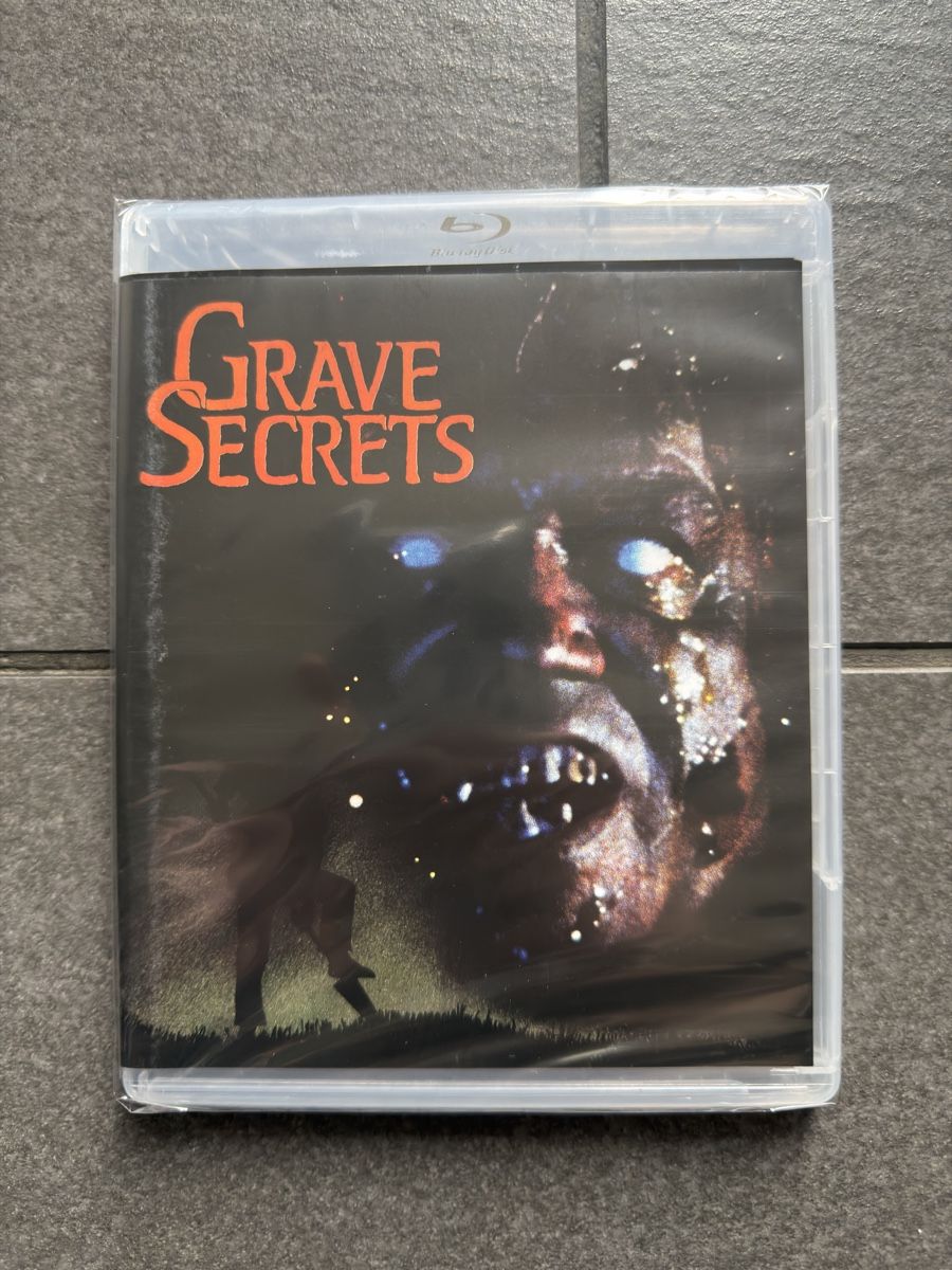 Tutti i DVDs: Grave Secrets Vinegar Syndrome Blu-ray – Nuovo (secondo la descrizione) da Zürich venduto da cENS0R 3
