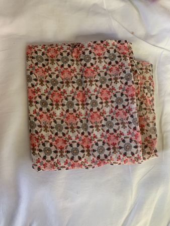 Scarf with floral pattern beige pink