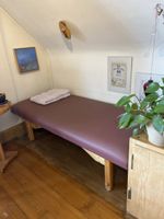 Massageliege mit Holzgestell dunkelrot guter Zustand