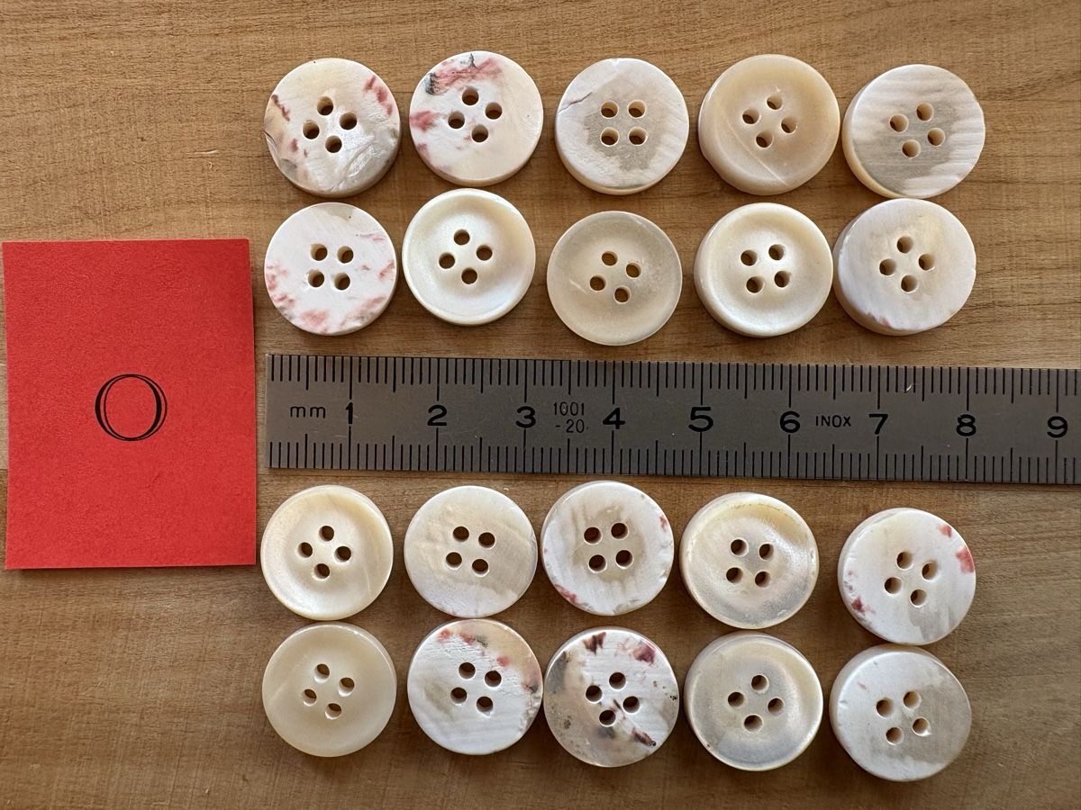 Bottoni: 20 Perlmutt Knöpfe 16 mm – Nuovo (secondo la descrizione) da Rümlang venduto da resale35