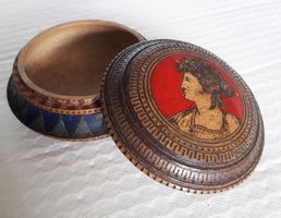 Runde Holzkiste, dekoriert und bemalt