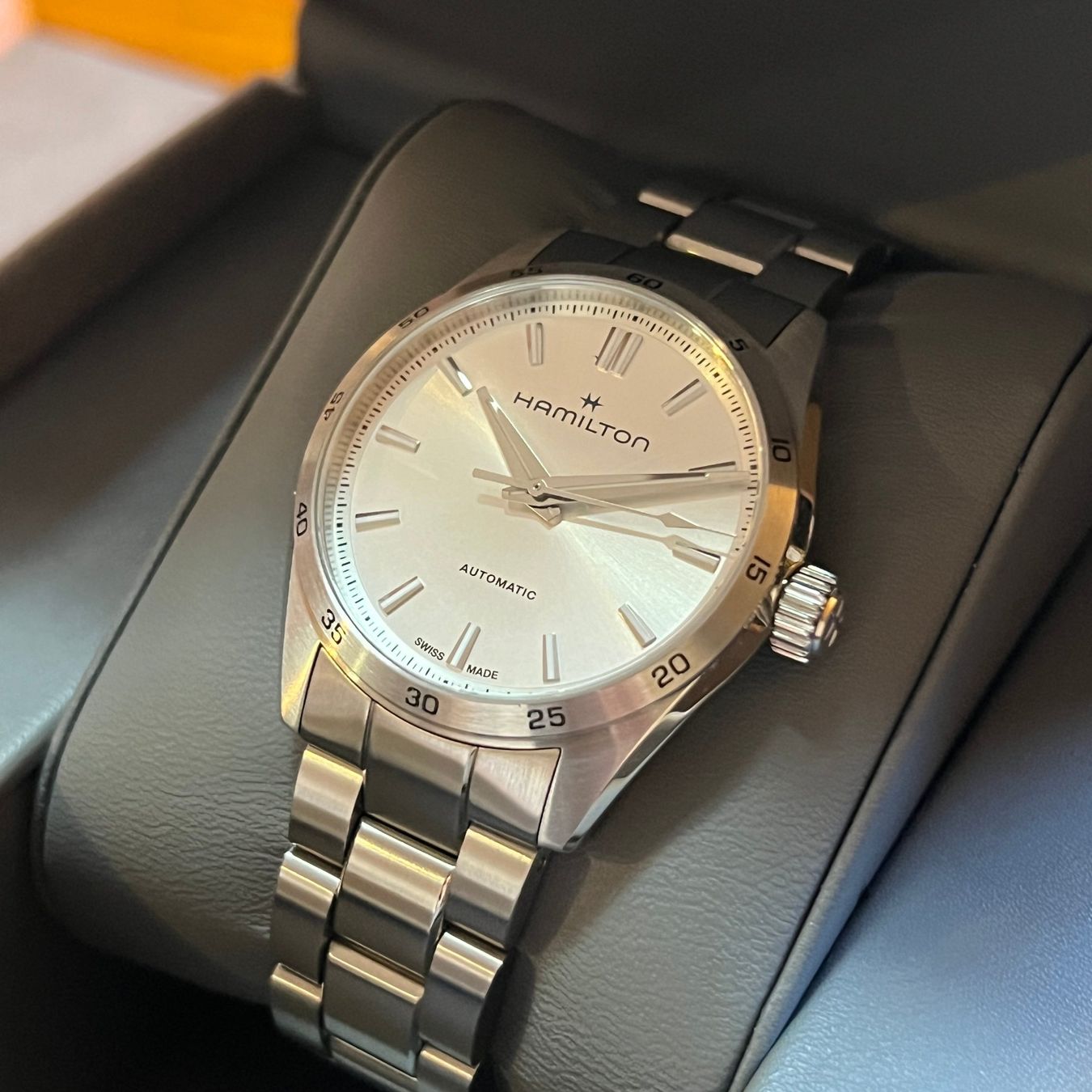 Hamilton Orologi: Hamilton Jazzmaster Auto Silver Dial Full Set H36105150 – Usato da Carouge GE venduto da Watchaser 2
