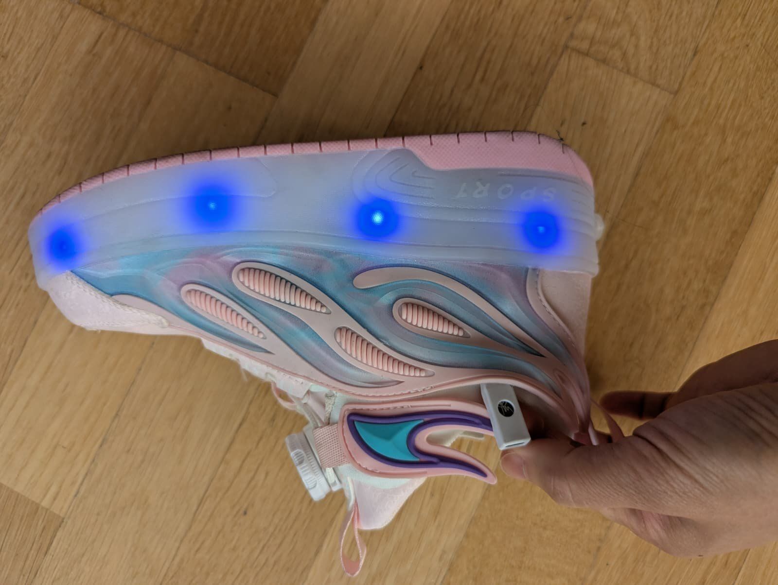 Pattini in linea & Pattini a rotelle: Schöne Mädchen Rollschuhe mit VIELEN Lichteroptionen – Usato da Zug venduto da mia_yvt2 3