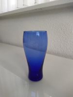 kleine, blaue Vase aus Glas