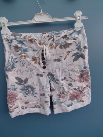 Kurze Sommerhose Gr. M Blumendruck mit Schnürung 