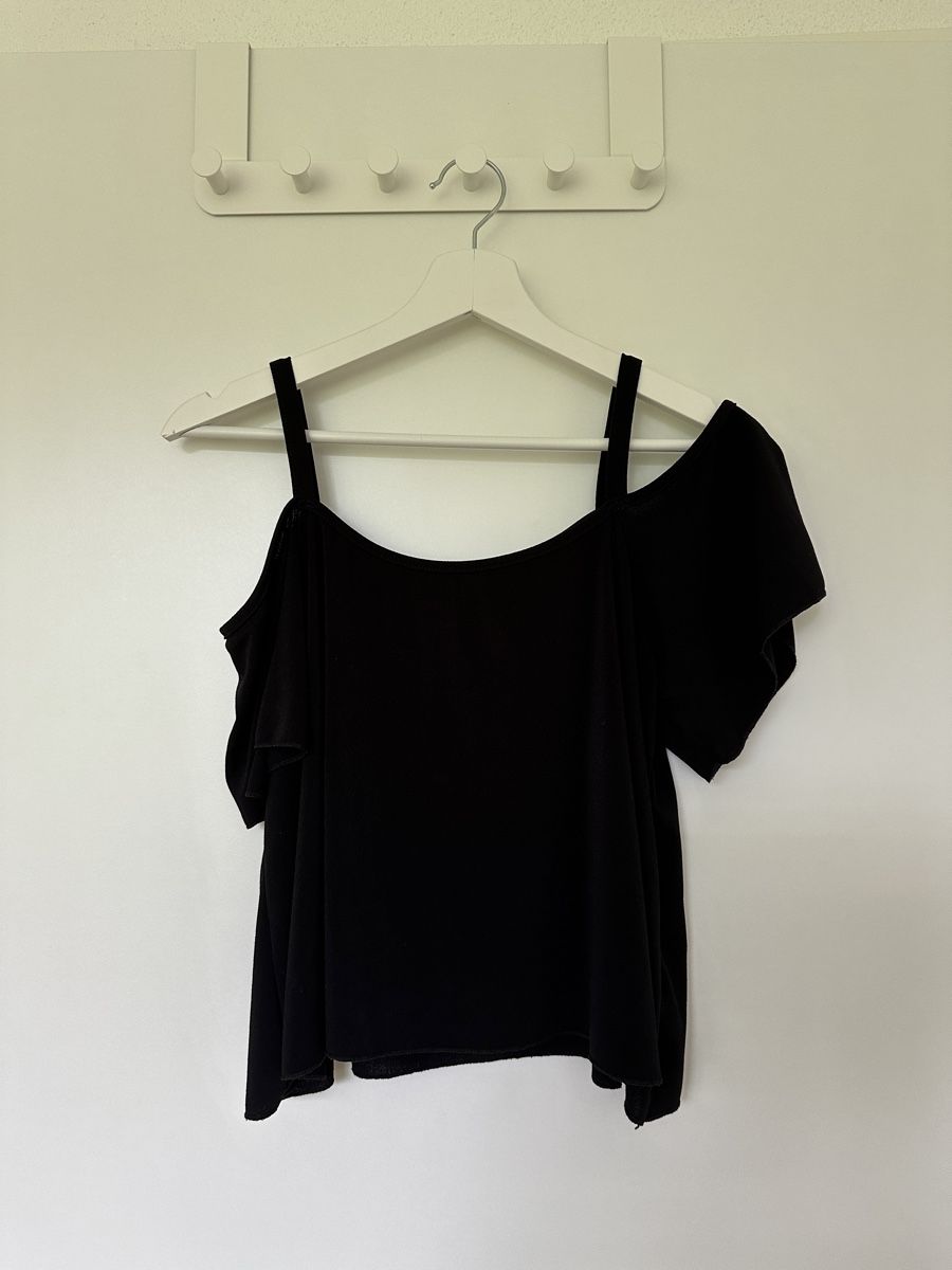 Tops: Black Cold Shoulder Top - Summer Style! – Gebraucht aus Staufen von nad_7jgp