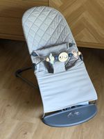 Babywippe BabyBjörn Bliss, sand grey inkl. Spielbogen