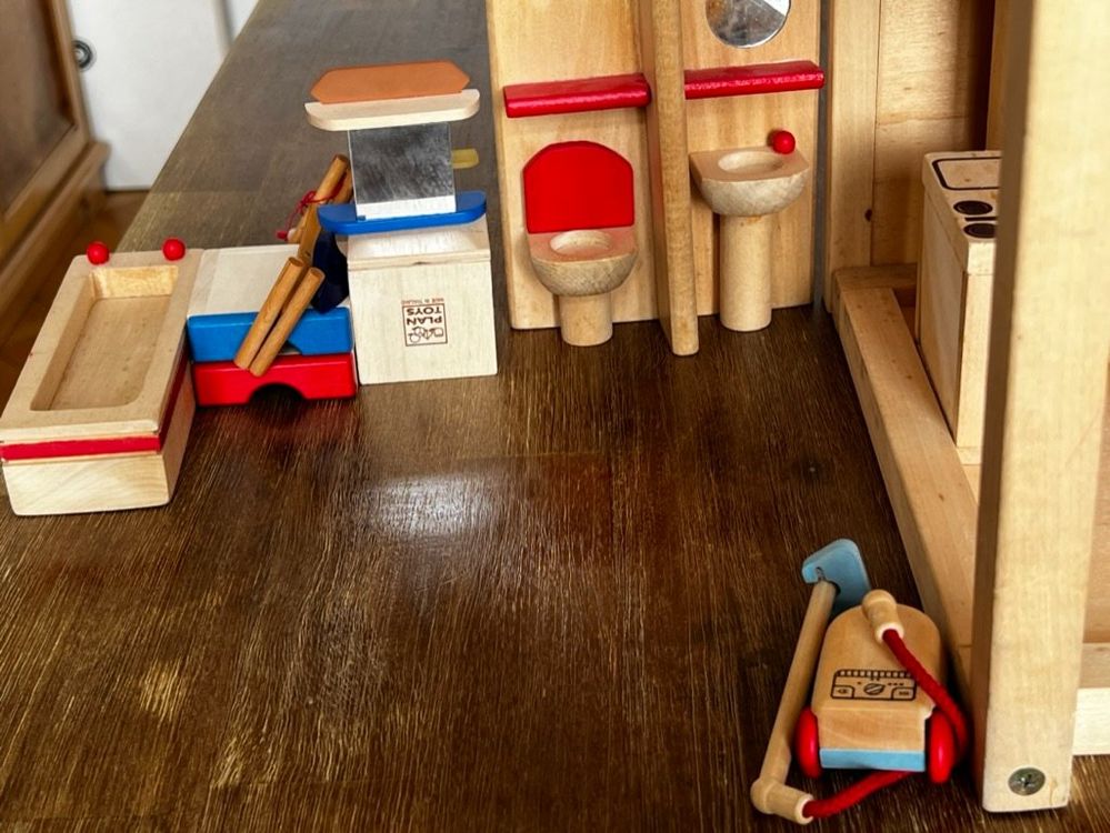 Grosses Puppenhaus aus Holz mit Möbel und Puppen Kaufen auf Ricardo