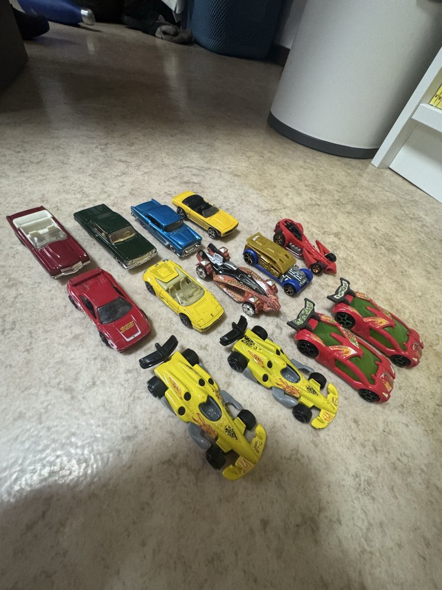 Hot Wheels Modellini d'auto: 13x Hot Wheels Spielzeugautos – Usato da Massagno venduto da ilm_vd96