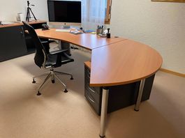 Komplettes Büro in TOP- Zustand (Tisch, Korpus, 5 Schränke)