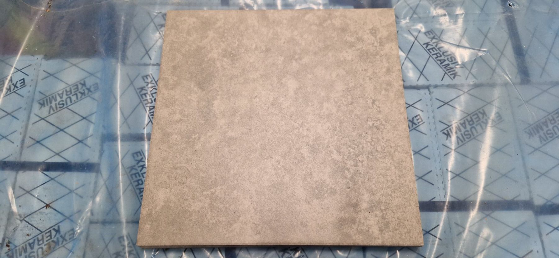Rivestimenti per pavimenti: Fliesen 30×30×0.8 – Nuovo e nell'imballaggio originale da Effretikon venduto da American_Sportswear
