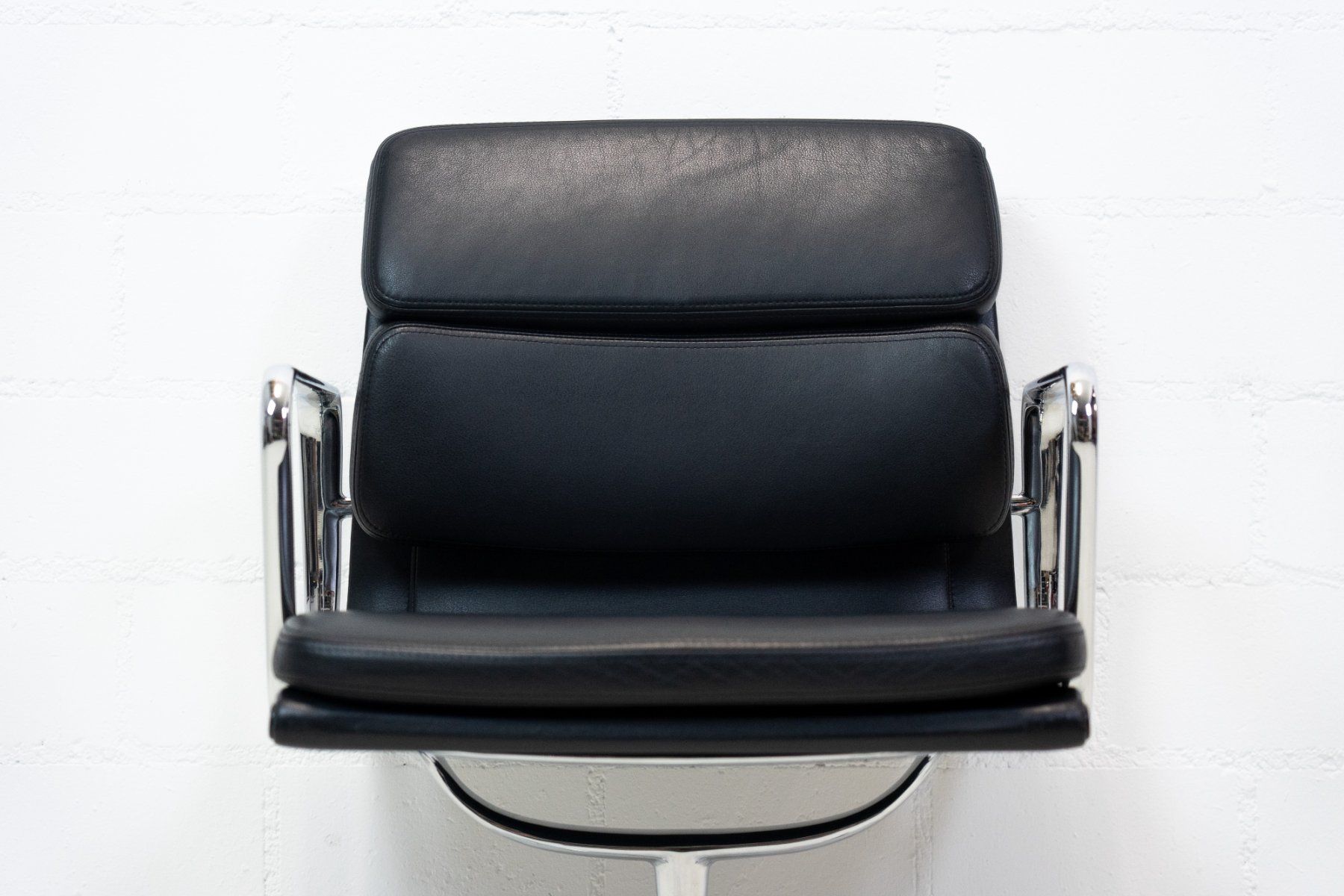 Vitra Sedie: Vitra Eames Aluminium Chair EA 208 Leder Nr. 3 – Usato da Schaffhausen venduto da Studio-Ara 4
