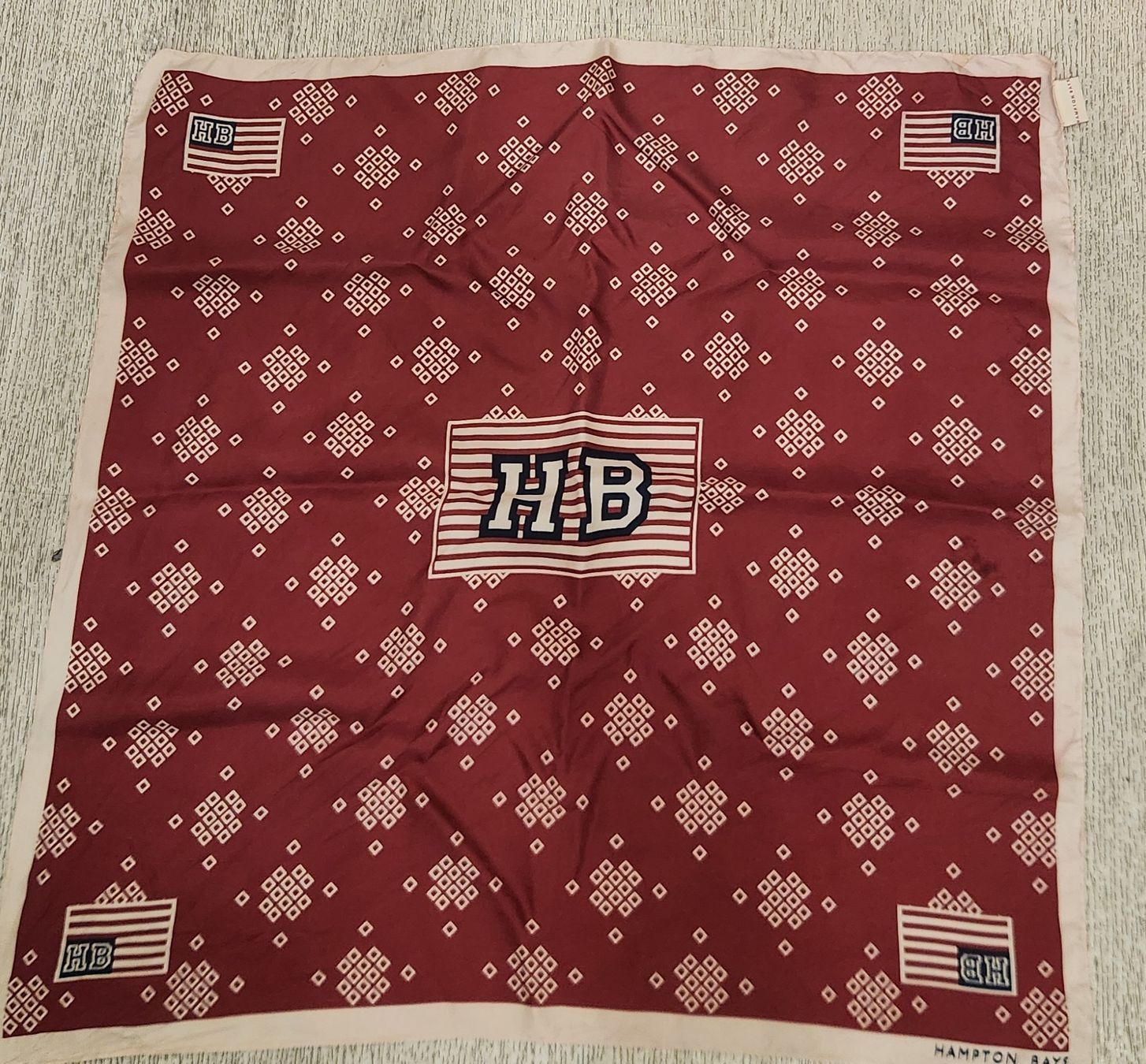 Foulards & écharpes: Carré HAMPTON BAYS motif drapeaux et losanges – D'occasion à Niedergösgen par Eva2410