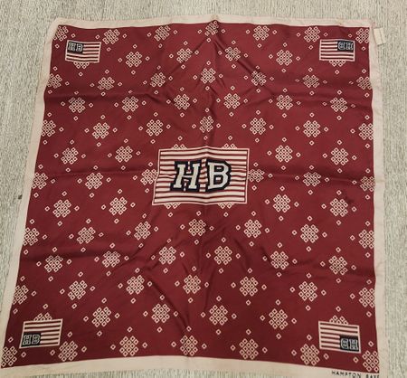 Carré HAMPTON BAYS motif drapeaux et losanges